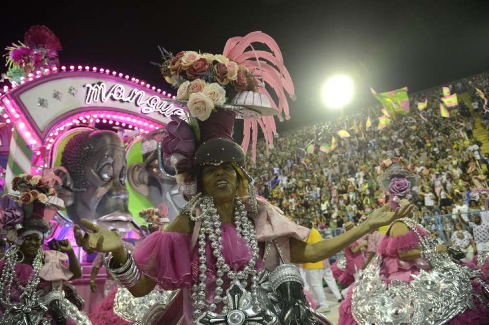 Mangueira faz 95 anos e lança título do enredo em homenagem a Alcione