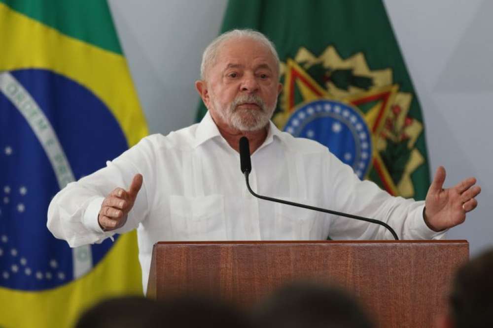 Lula anuncia política de reajuste do salário mínimo e isenção de IR