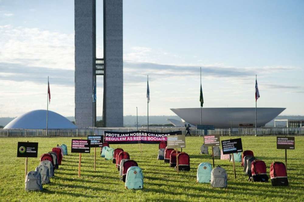 Ato no gramado do Congresso lembra vítimas de ataques em escolas