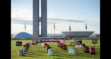 Ato no gramado do Congresso lembra vítimas de ataques em escolas