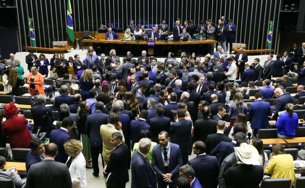 Câmara suspende trechos de decretos de Lula sobre saneamento