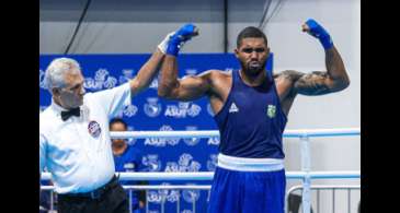 Abner Teixeira e Yuri Neves avançam às oitavas do Mundial de Boxe