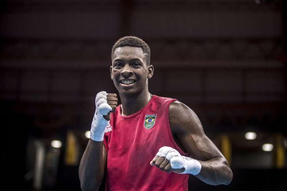 Keno Marley e Luiz Oliveira vencem e vão às oitavas no Mundial de boxe